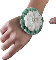 Stylish-fabric-Pin-Cusion-for-Wrist